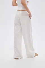 Pantalón ancho de algodón en color blanco natural, con bolsillos y cordón ajustable en la cintura.