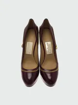 Zapatos de tacón Salvatore Ferragamo modelo Rory, color bordó, con puntera redondeada y detalle de cremallera dorada alrededor del borde.