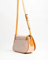 Bandolera combinada de tela texturizada en tono rosado o nude y detalles en símil cuero color tostado. Cuenta con solapa frontal, herrajes metálicos plateados con logo de la marca grabado y correa ajustable.