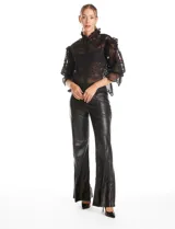 Pantalón de eco cuero negro, de corte wide leg, con costura frontal decorativa, cierre y broche interno en la pretina.