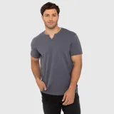 Remera Henley de manga corta color gris con acabado garment dye, cuello en V con pequeña abertura frontal y botones.