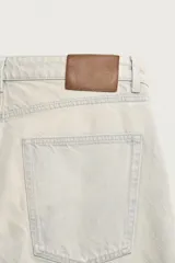 Jeans baggy fit de corte holgado confeccionados en denim de algodón con efecto lavado claro y cinco bolsillos.