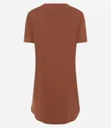 Vestido corto marrón oscuro, estilo camiseta, con escote redondo, mangas cortas y bolsillos laterales. El bajo es redondeado.