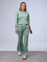 Pantalón de jogging negro de pierna ancha, con pretina ancha elastizada, lazo de ajuste y bolsillos delanteros.