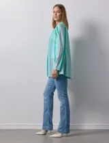 Cardigan largo plisado marca Ruby Rd, con diseño a rayas verticales en tonos verde agua, blanco y lila.