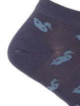 Medias cortas de fibra de bambú en color azul oscuro con estampado de patos en tono azul claro.