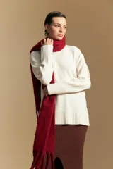 Polera de cuello alto confeccionada en tejido de punto negro, con diseño de textura acanalada en cuello, puños y ruedo, y trama vertical en mangas y espalda.