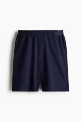 Short de pijama azul marino de felpa liviana de algodón, con cintura elástica que lleva texto repetido y bolsillos laterales.