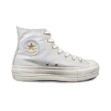 Championes Converse Chuck Taylor All Star Lift de caña alta, color gris claro, con plataforma y detalles dorados en los ojales y el logo.