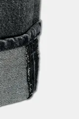 Jeans de tiro bajo y corte recto, confeccionados en denim azul con lavado clásico. Presentan cinco bolsillos, trabillas en la cintura, raya planchada frontal y bajo con vuelta marcada.