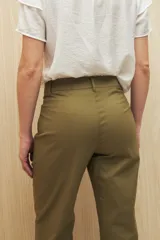 Pantalón recto color marrón, de tiro medio y silueta recta.