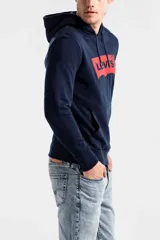Buzo hoodie azul marino de Levi's con logo rojo estampado en el pecho y bolsillo tipo canguro.