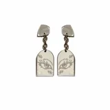 Par de aros colgantes con base negra, cadena plateada y dije transparente con dibujo de ojo rosa.