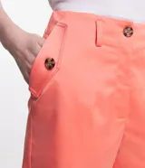 Short de sastrería color salmón, de tela satinada, con cintura alta, trabillas, bolsillos con solapa y botones tortuga.
