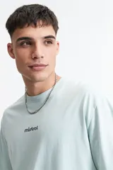 Remera de manga corta con calce oversize, confeccionada en algodón. Presenta escote redondo y logo de la marca Mistral estampado en el pecho.