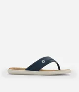 Ojotas Cartago para hombre con tiras anchas de color azul marino y plantilla texturizada color tostado. Presentan diseño ergonómico con logo de la marca en la tira y en la base.