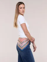 Pañuelo cuadrado de satén con estampado colorido que combina tonos beige, naranja, azul y verde con diseños geométricos y florales.