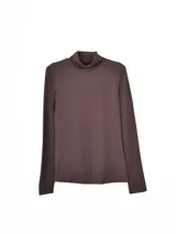 Polera de manga larga en color tostado, confeccionada en tejido suave con cuello alto tipo tortuga.