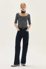 Jean recto de tiro medio, color azul oscuro, con franja lateral de tela gris más clara. Presenta un efecto de textura sutil en la tela principal.