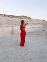 Top de hilo color marrón, tejido de punto con hilado italiano, apto para agua, con tela dry fit y protección UV.