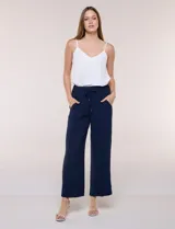 Pantalón pull on de calce fluido y relajado, color azul marino, de cintura alta elastizada con cordón ajustable, bolsillos diagonales y pierna de corte ancho.