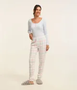 Conjunto de pijama largo de poliéster y elastano. Incluye una blusa celeste de manga larga con botones en el cuello y un pantalón de corte recto con estampado de cuadros en tonos blanco, rosa y gris.
