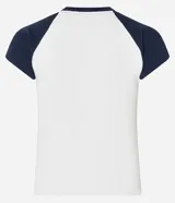 Remera blanca de algodón con mangas cortas raglán azul marino, cuello redondo y estampado de sardina con texto.