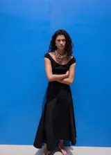 Body negro de diseño entallado, con escote redondo y tirantes anchos.