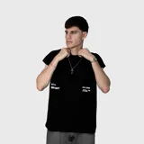 Musculosa de corte oversize color negro, confeccionada en algodón premium. Presenta un diseño minimalista con estampado tipográfico en blanco en la parte inferior frontal.