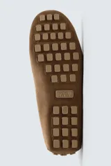 Mocasín casual de cuero color marrón claro con acabado serraje, horma redonda, detalle de lazo en el empeine y suela de goma.