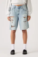 Bermuda de jean tiro medio color celeste claro, estilo baggy con roturas y flecos en los bordes.