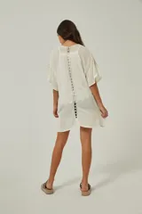 Kimono color crudo de tejido ligero con mangas cortas y cinta para atar.