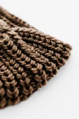 Vincha tejida color marrón.