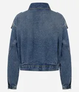 Campera bomber de jean azul oscuro, de corte corto con mangas globo, cuello con solapa y cierre frontal abotonado.