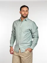 Camisa celeste de manga larga con cuello abotonado y bolsillo en el pecho. Corte clásico.