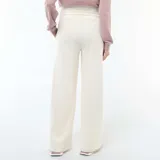 Pantalón de jogging de corte ancho y fluido, confeccionado en tejido de muletón color blanco. Presenta una cintura elástica cómoda y diseño holgado.