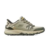 Championes deportivos Skechers modelo Dynamite AT, diseñados para actividades al aire libre y senderismo. Presentan una parte superior combinada de cuero y tela en tonos camel y verde oliva, con tecnología Slip-ins para facilitar el calce y Heel Pillow para mayor sujeción. Incluyen plantilla acolchada Air-Cooled Memory Foam y suela de alta tracción.