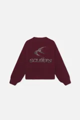Sweater tejido burdeos de textura acanalada, de corte relajado con cuello redondo, hombros caídos y mangas largas. Cuenta con un gráfico bordado del logo Scuffers en la espalda con estampado de leopardo y terminaciones acanaladas en puños y cintura.