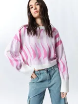 Sweater de jacquard con diseño abstracto en tonos rosa y blanco.