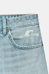 Jeans de tiro medio con cinco bolsillos, diseño boyfriend y detalles de rotos en el delantero. Cuenta con cierre frontal con cremallera y botón metálico.