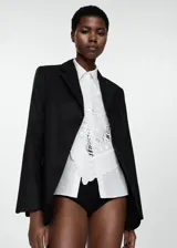 Blazer de corte recto y diseño clásico, confeccionado en una mezcla de lino y viscosa. Presenta cuello con solapas, cierre frontal de un botón, mangas largas con puños abotonados y dos bolsillos laterales con solapa. Incluye forro interior.