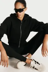 Leggings deportivas negras de corte ajustado con cintura ancha, confeccionadas en tejido funcional DryMove™ que absorbe el sudor.