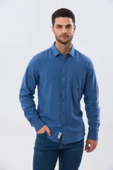 Camisa de manga larga confeccionada en mezcla de lino y algodón, con cuello clásico, cierre frontal de botones y bolsillo ojal en el pecho.