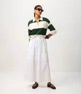 Falda midi de algodón color blanco, con cintura elástica y ajuste mediante cordón con punteras metálicas. Diseño fluido y versátil.