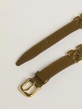 Cinturón de cuero color verde oliva con diseño entrelazado y hebilla metálica dorada con el logo de la marca grabado.