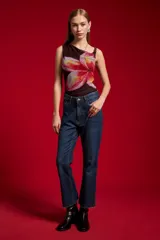 Pantalón de jean azul oscuro con corte flare, tiro medio y bolsillos.