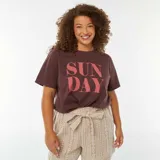 Camiseta marrón de manga corta con estampado de la frase "Sun Day" en color rosa.