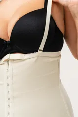 Faja modeladora reductora color beige, de alta contención y tela doble reforzada. Tiene prendido delantero con ganchos reforzados, breteles desmontables regulables y fundillo de algodón.