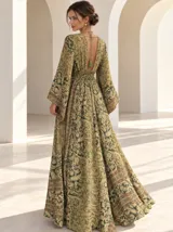 Vestido largo de estilo bohemio, color azul con estampado floral en tonos blancos y detalles geométricos en el escote y la cintura. Posee escote en V con cordones ajustables, mangas amplias tipo kimono y una silueta fluida y holgada.