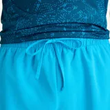 Short deportivo New Balance modelo Sport Essentials 5", color celeste, con bolsillos laterales y cintura elástica con cordón ajustable.